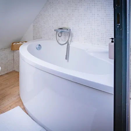 Elegance Anglaise En Hypercentre Du Mans Avec Videoprojecteur, Babyfoot Et Flechette Le Mans